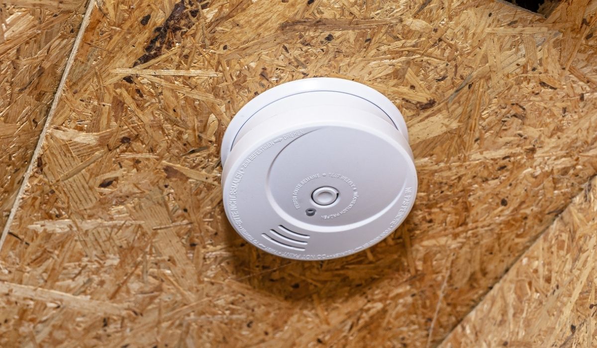 Smoke and carbon monoxide detector with a central LED