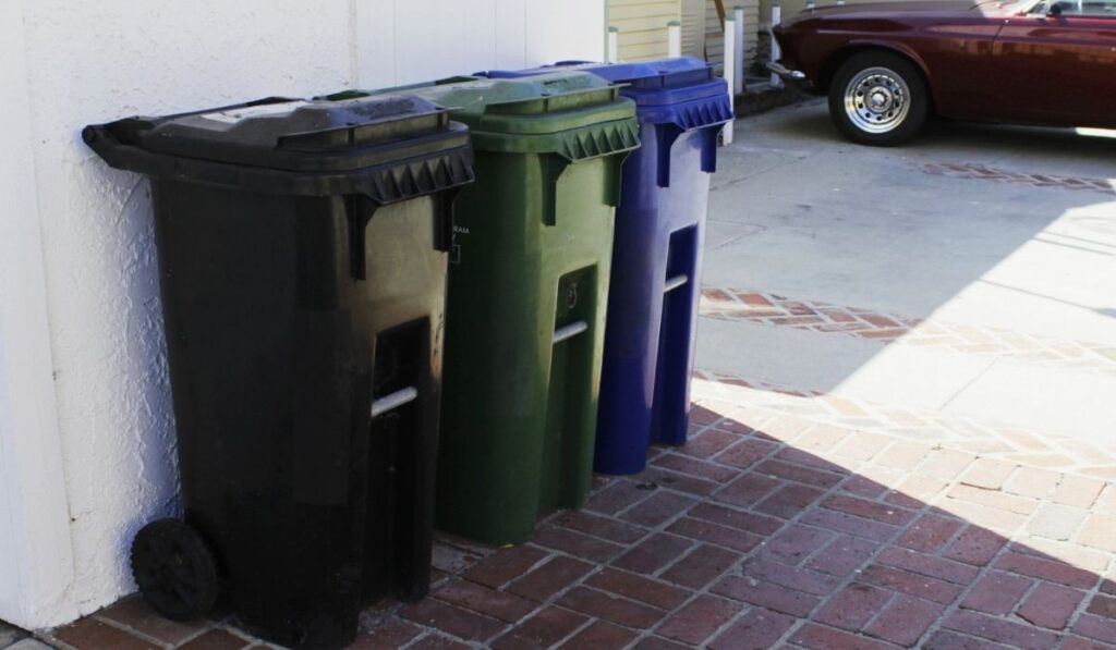 Trash bins for separate garbage disposal 
