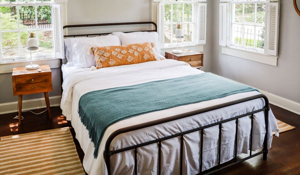 A guest bedroom with a queen sized bed