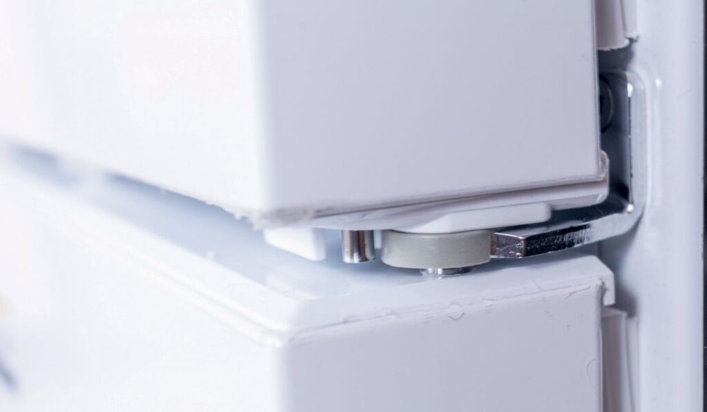 Fridge door swivel mechanism