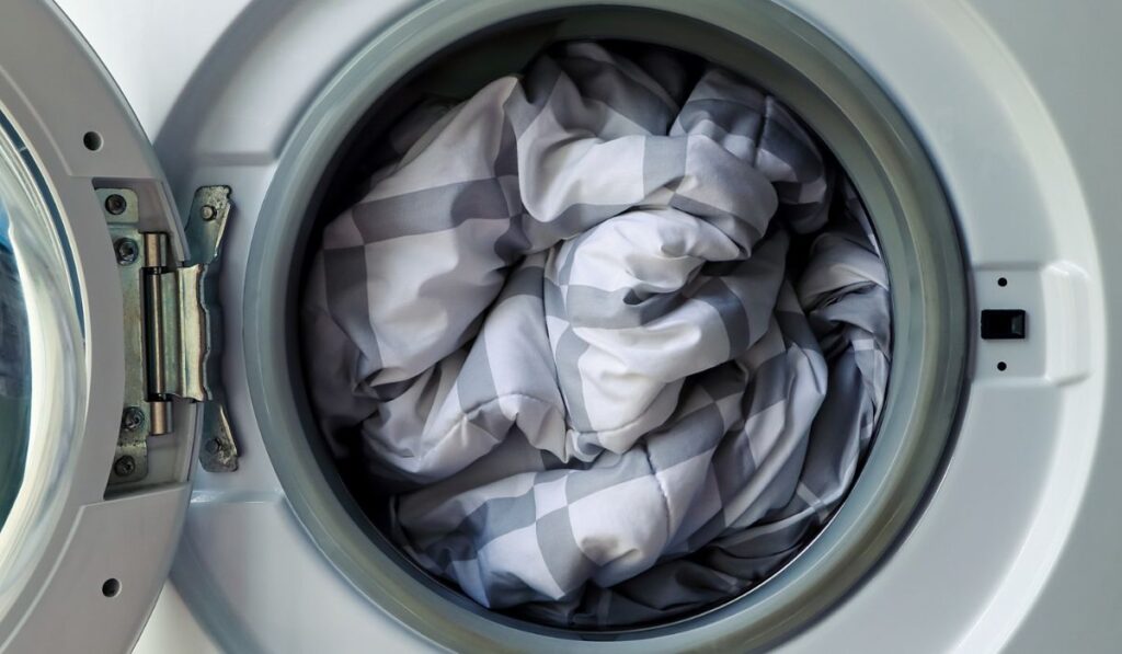 Duvet inside washing machine, Cleaning blanket