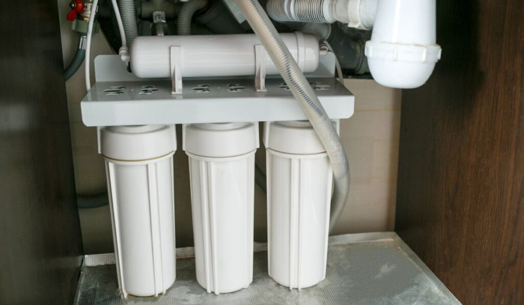 Reverse osmosis water purification system at home